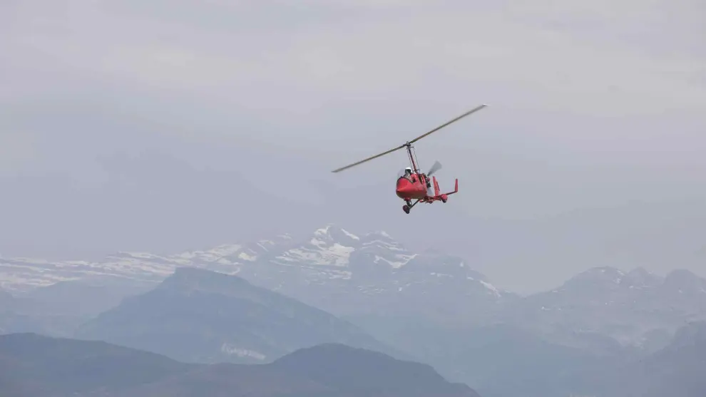 El autogiro sobrevolando los Pirineos
