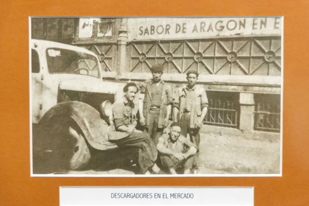 Foto de la exposición en Zaragoza: '120 años del Mercado Central a través de su gente'