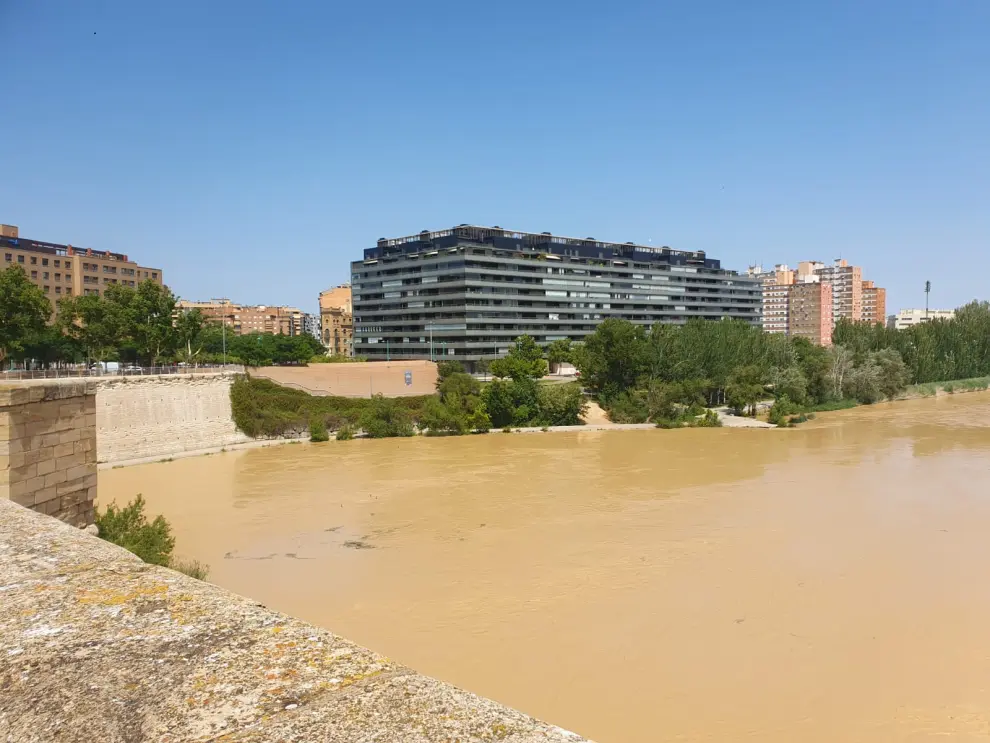 Así luce el río Ebro a su paso por Zaragoza.