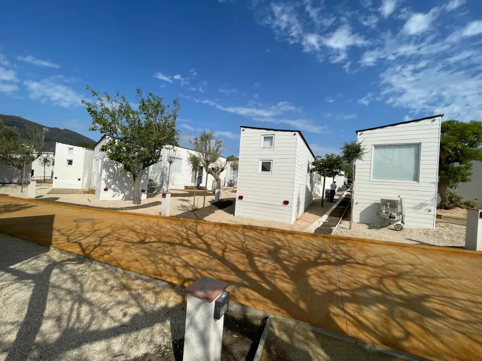 La localidad catalana acoge un camping de We Camp con 20 viviendas móviles de la empresa zaragozana.