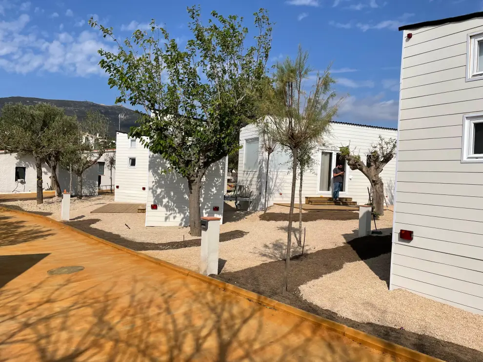 La localidad catalana acoge un camping de We Camp con 20 viviendas móviles de la empresa zaragozana.