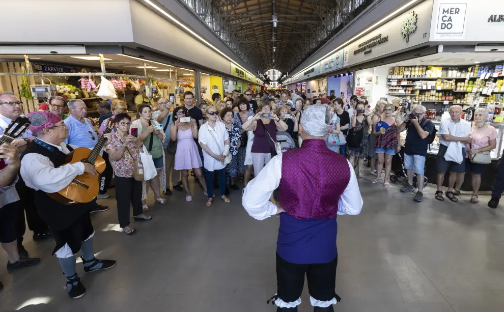 Las jotas han puesto el ritmo al aniversario del Mercado Central de Zaragoza.