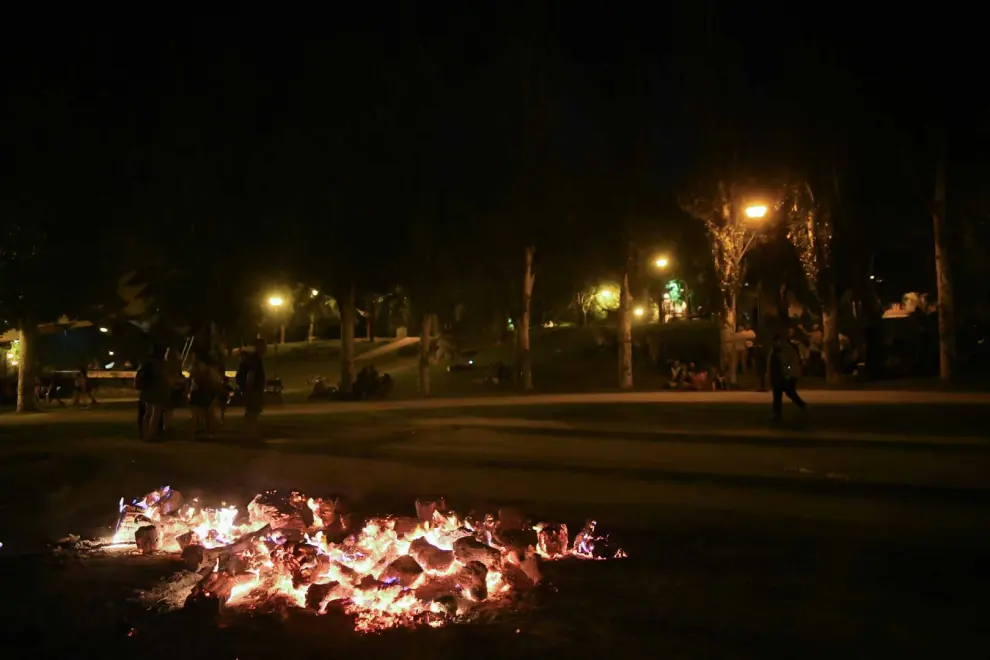 Foto de las hogueras de San Juan en el barrio de La Paz (Zaragoza)
