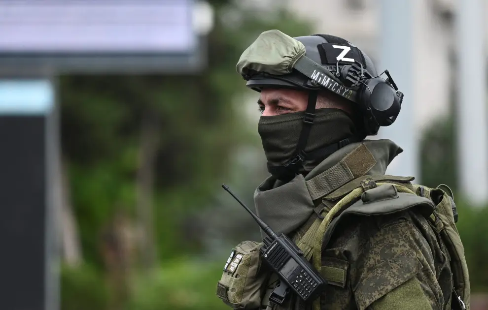 Los combatientes del grupo mercenario privado de Wagner, desplegados en una calle cerca de la sede del Distrito Militar del Sur en la ciudad de Rostov