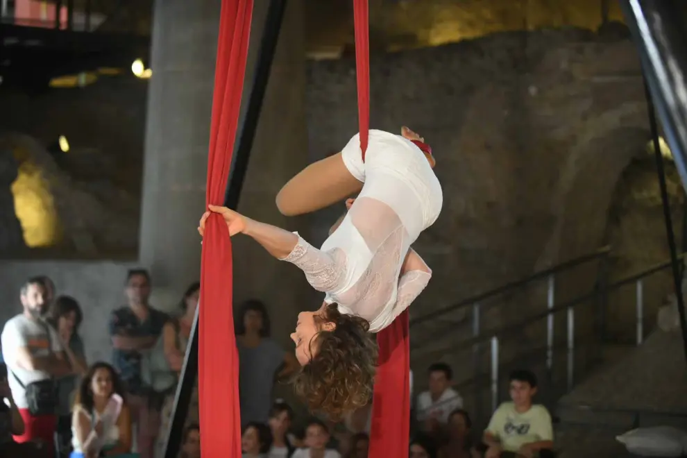 Espectáculo visual circense de Telas Aéreas en el Museo del Foro de Zaragoza.