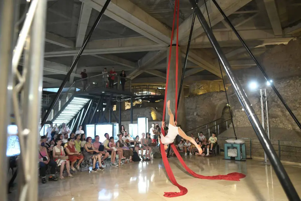 Espectáculo visual circense de Telas Aéreas en el Museo del Foro de Zaragoza.