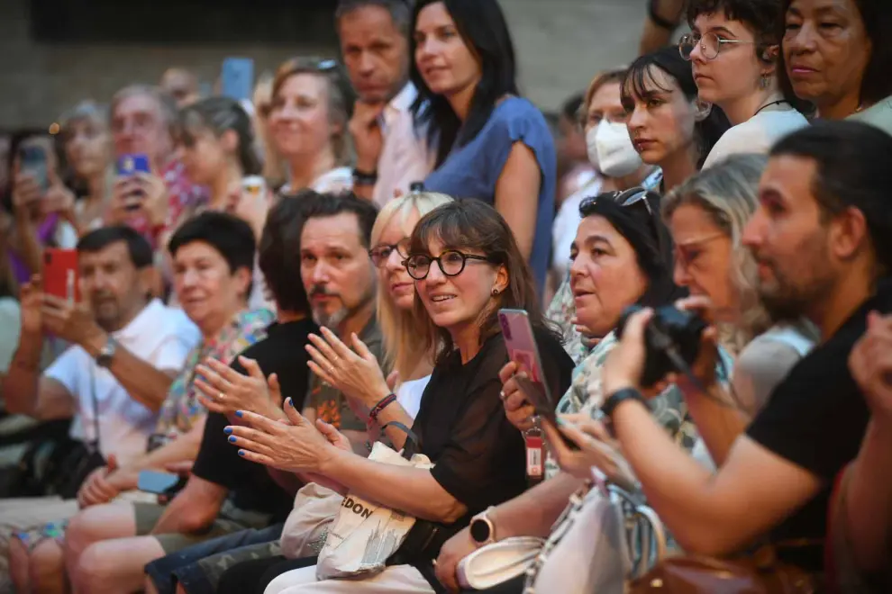 Un desfile de moda para celebrar la noche en blanco en el Museo Pablo Gargallo de Zaragoza.