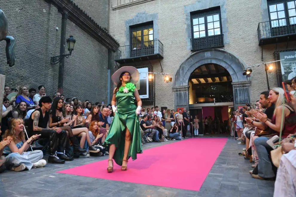 Un desfile de moda para celebrar la noche en blanco en el Museo Pablo Gargallo de Zaragoza.