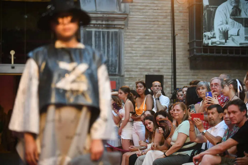 Un desfile de moda para celebrar la noche en blanco en el Museo Pablo Gargallo de Zaragoza.