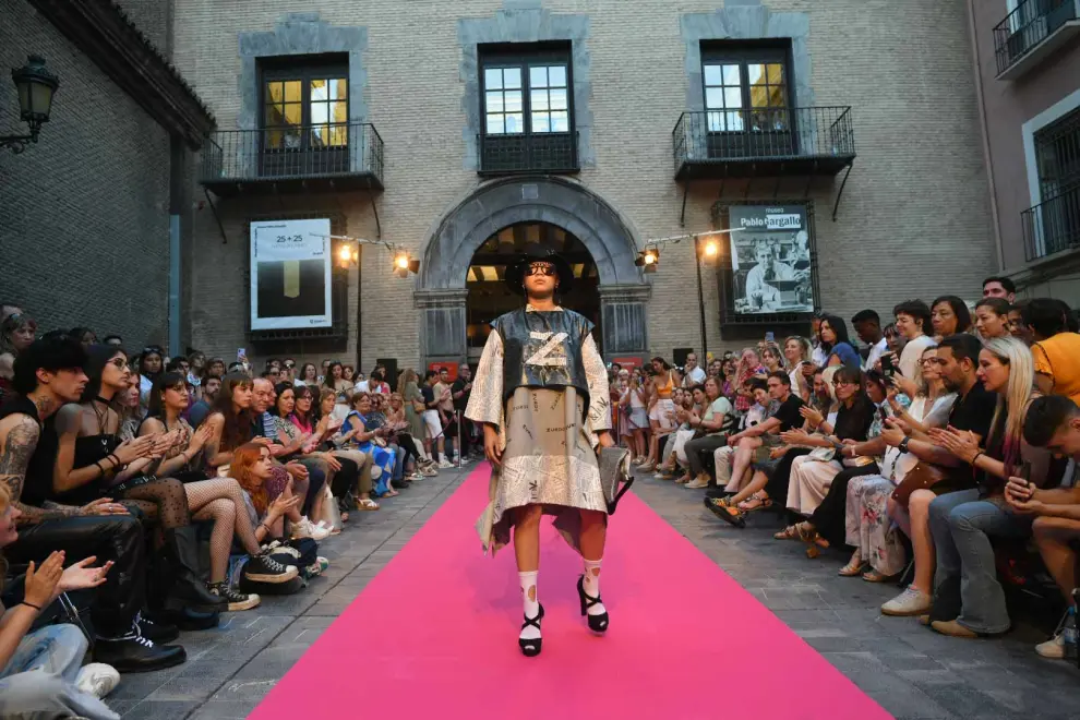 Un desfile de moda para celebrar la noche en blanco en el Museo Pablo Gargallo de Zaragoza.