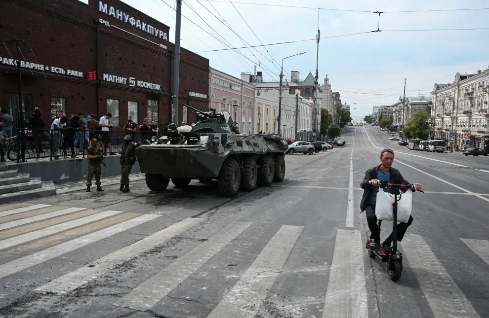 Fighters of Wagner private mercenary group stand next to an armoured vehicle while being deployed in a street in the city of Rostov-on-Don, Russia, June 24, 2023. REUTERS/Stringer UKRAINE-CRISIS/RUSSIA-ROSTOV-WAGNER