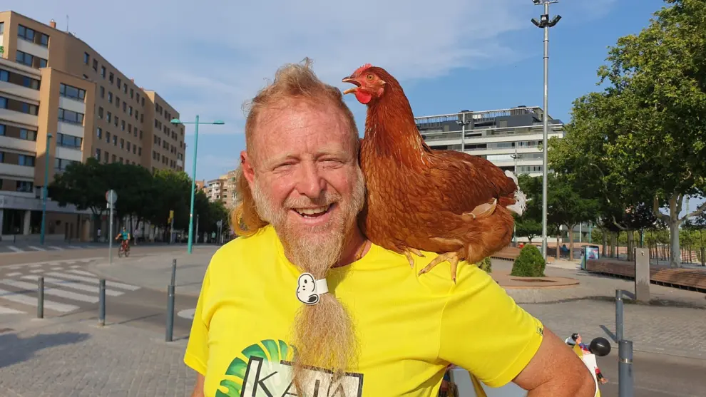Boris y su gallina Leopolda, que hacen el Camino de Santiago, ha parado en Zaragoza.