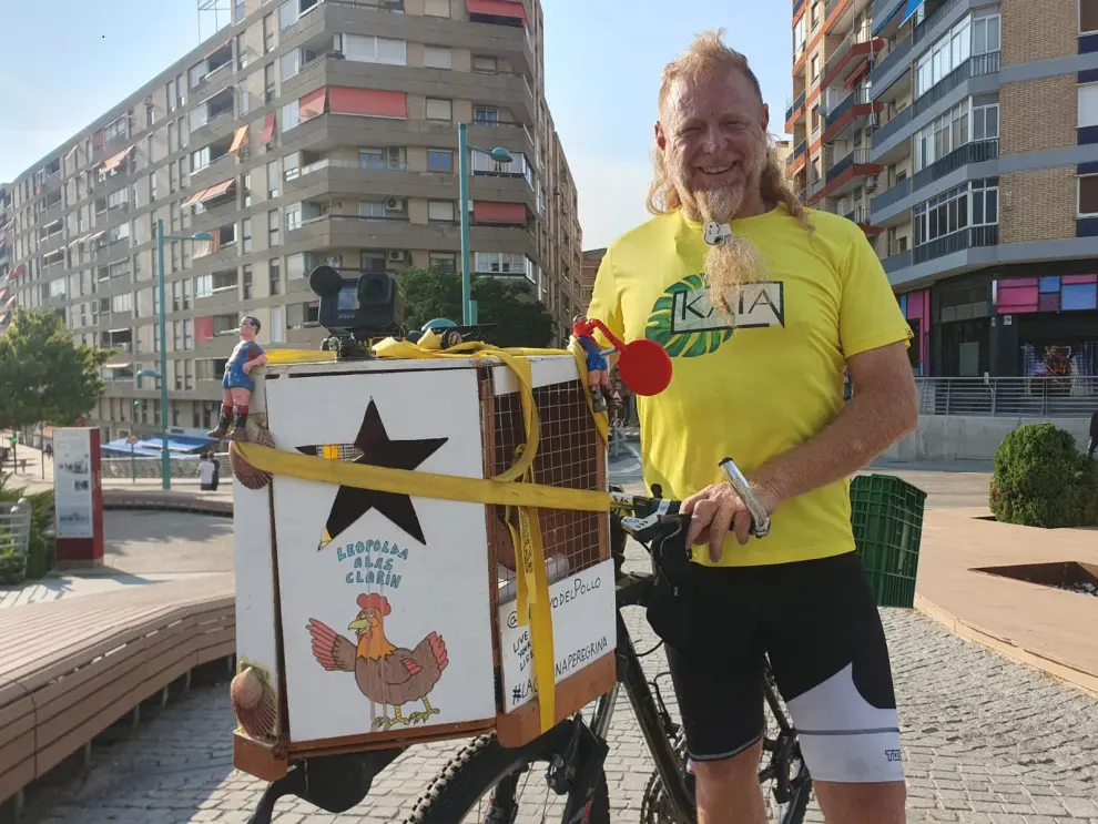 Boris y su gallina Leopolda, que hacen el Camino de Santiago, ha parado en Zaragoza.