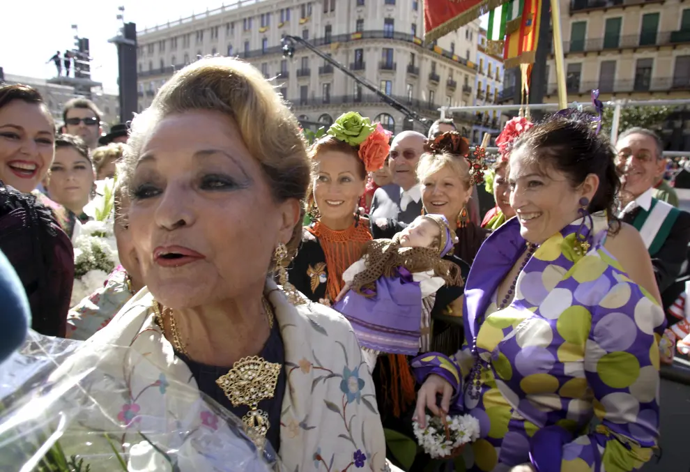 Carmen Sevilla en la Ofrenda de Flores en la Plaza del Pilar.