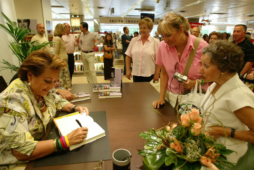 Carmen Sevilla firma ejemplares del libro de su autobiografía en el Corte Inglés de Zaragoza.