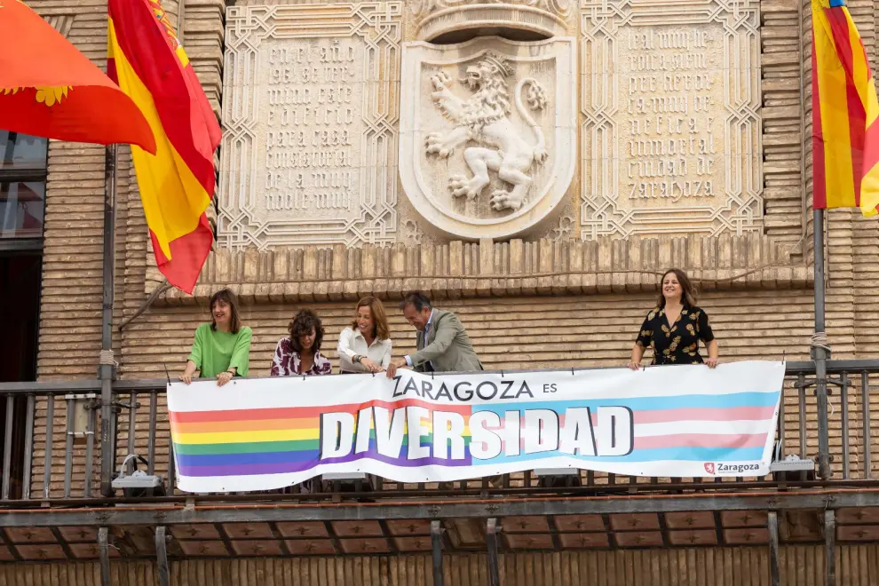 El Ayuntamiento de Zaragoza cuelga una pancarta por el Día del Orgullo