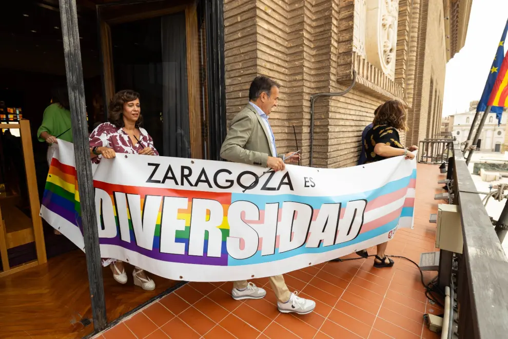 El Ayuntamiento de Zaragoza cuelga una pancarta por el Día del Orgullo