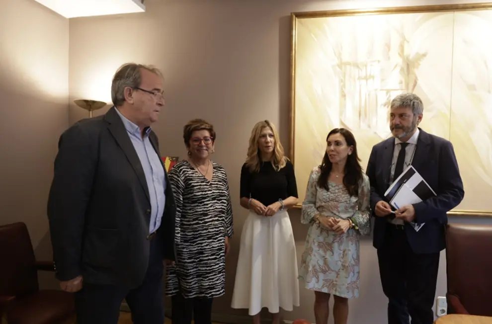 Foto de la constitución de la primera Mesa de las Cortes de Aragón de la XI Legislatura