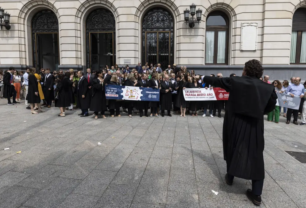 Imágenes de la protesta de abogados y procuradores en Zaragoza.