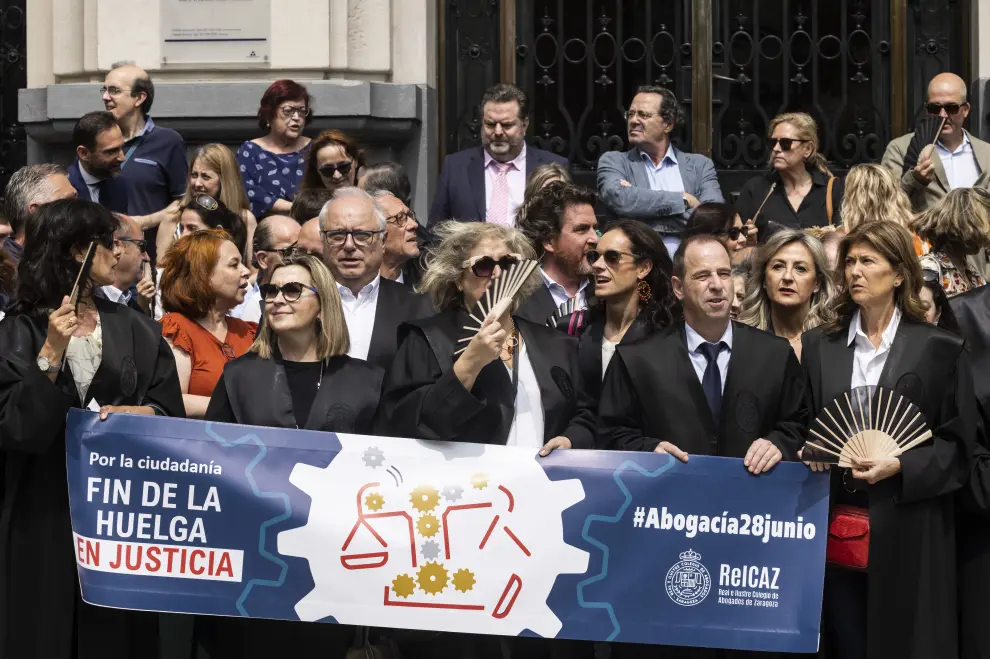 Imágenes de la protesta de abogados y procuradores en Zaragoza.