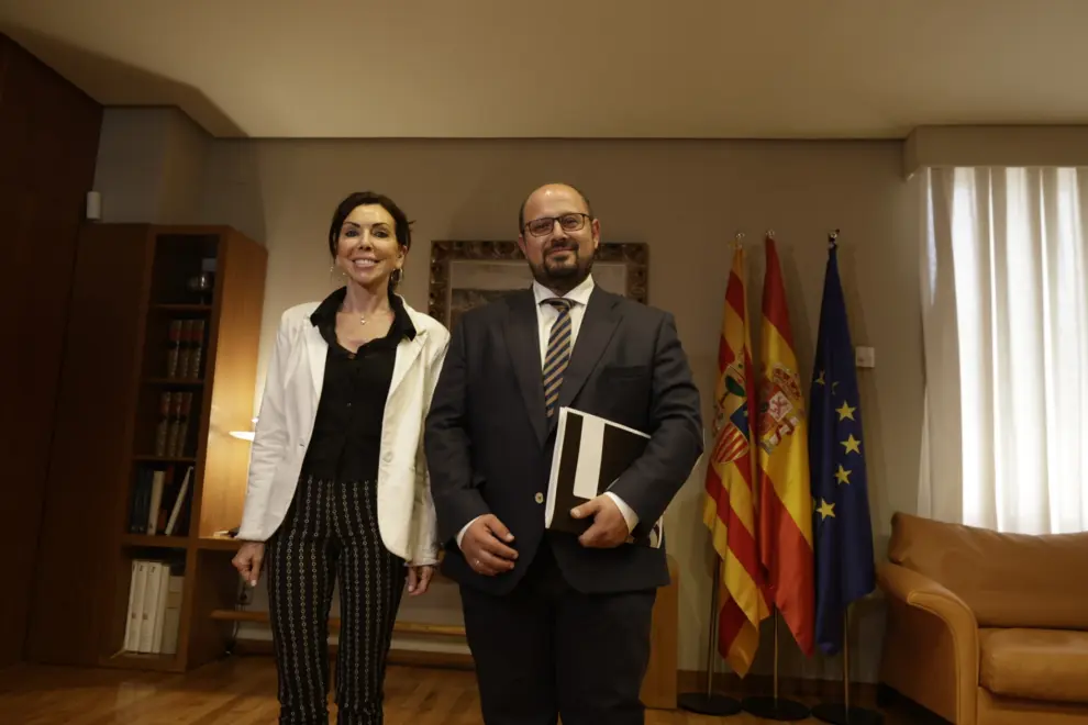 La presidenta de las Cortes de Aragón empieza con el PAR la ronda de contactos