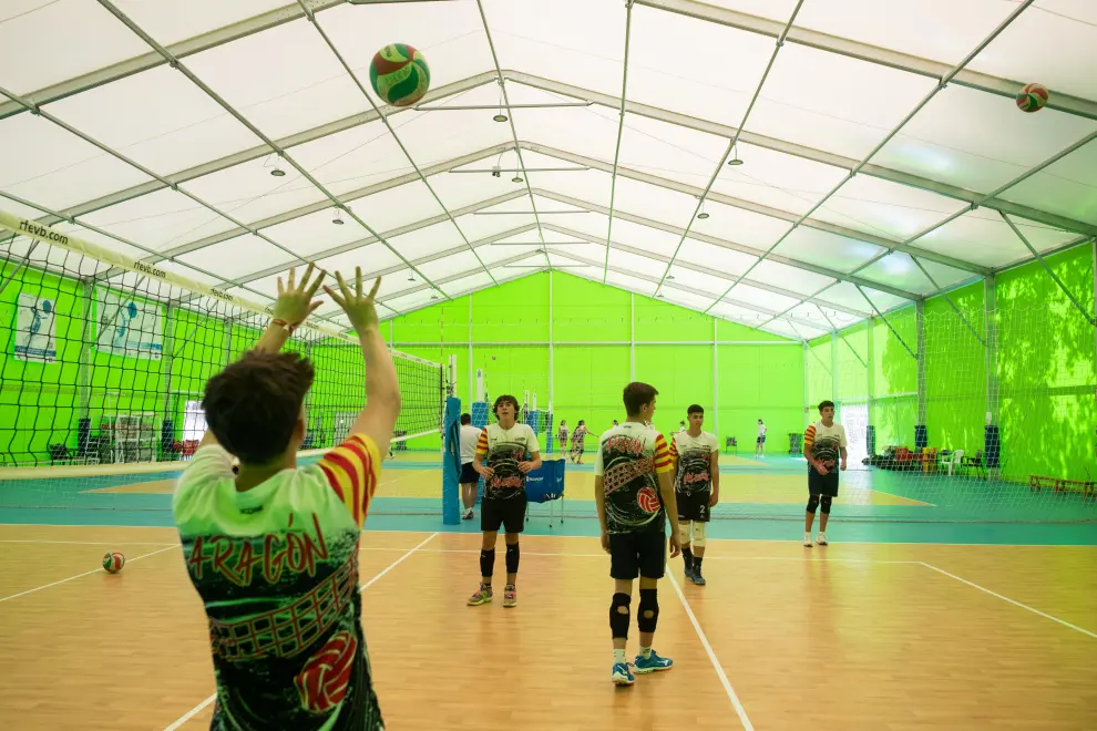 Entrenamientos de las selecciones aragonesas de voleibol en la carpa de la federación en el Parque Deportivo Río Ebro.