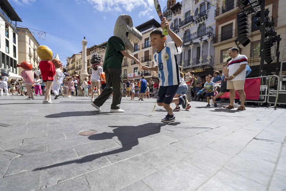 Fiestas del angel en Teruel. La comparsa de cabezudos a bautuzido a un nuevo cabezudo jugadora de futbol_2. foto Antonio garcia Bykofoto 01 07 23[[[FOTOGRAFOS]]]