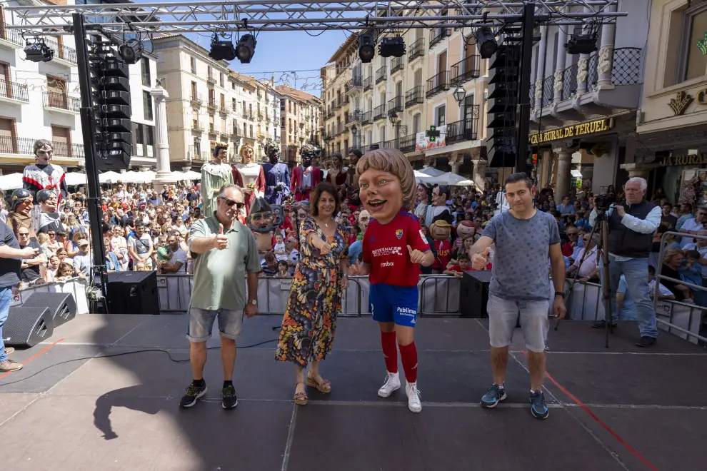 Fiestas del angel en Teruel. La comparsa de cabezudos a bautuzido a un nuevo cabezudo jugadora de futbol. foto Antonio garcia Bykofoto 01 07 23[[[FOTOGRAFOS]]]