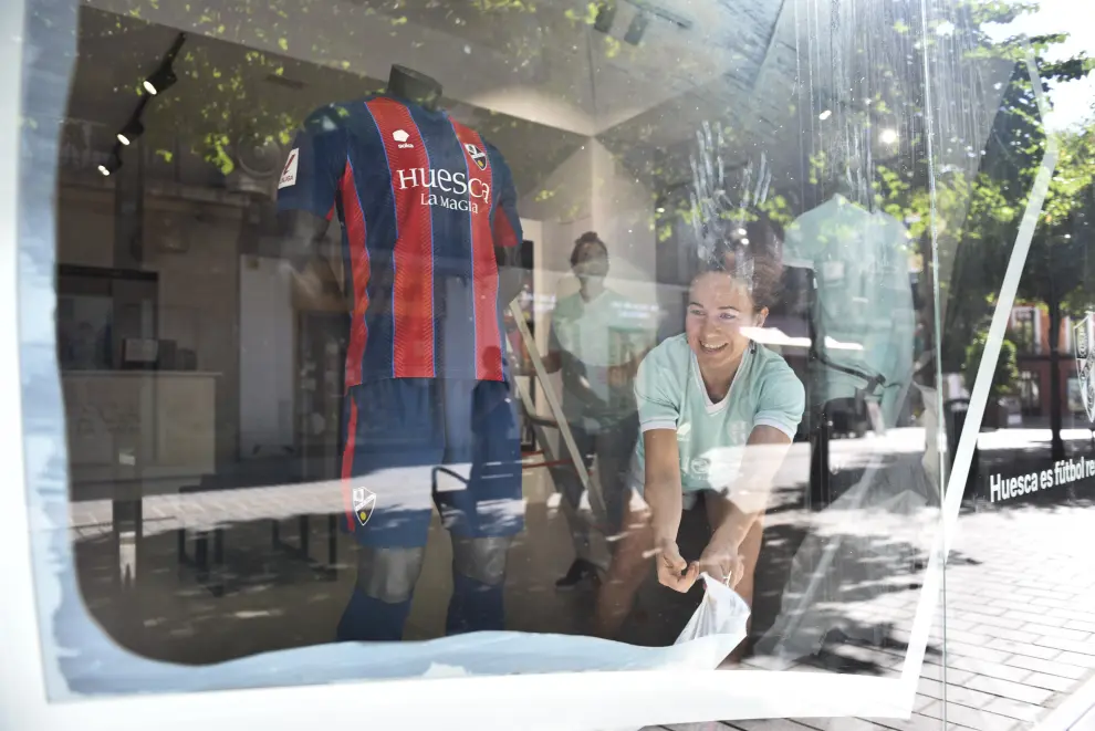 La tienda del club en el Coso Bajo de la capital oscense tiene disponible la camiseta azulgrana.