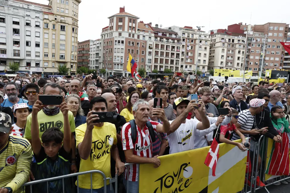 Cycling - Tour de France - Stage 1 - Bilbao to Bilbao - Spain - July 1, 2023 Spectators are pictured at the start of stage 1 REUTERS/Benoit Tessier CYCLING-FRANCE/