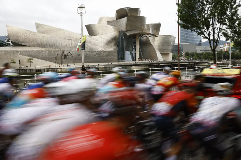 Cycling - Tour de France - Stage 1 - Bilbao to Bilbao - Spain - July 1, 2023 General view of the peloton passing by the Guggenheim Museum during stage 1 REUTERS/Stephane Mahe CYCLING-FRANCE/