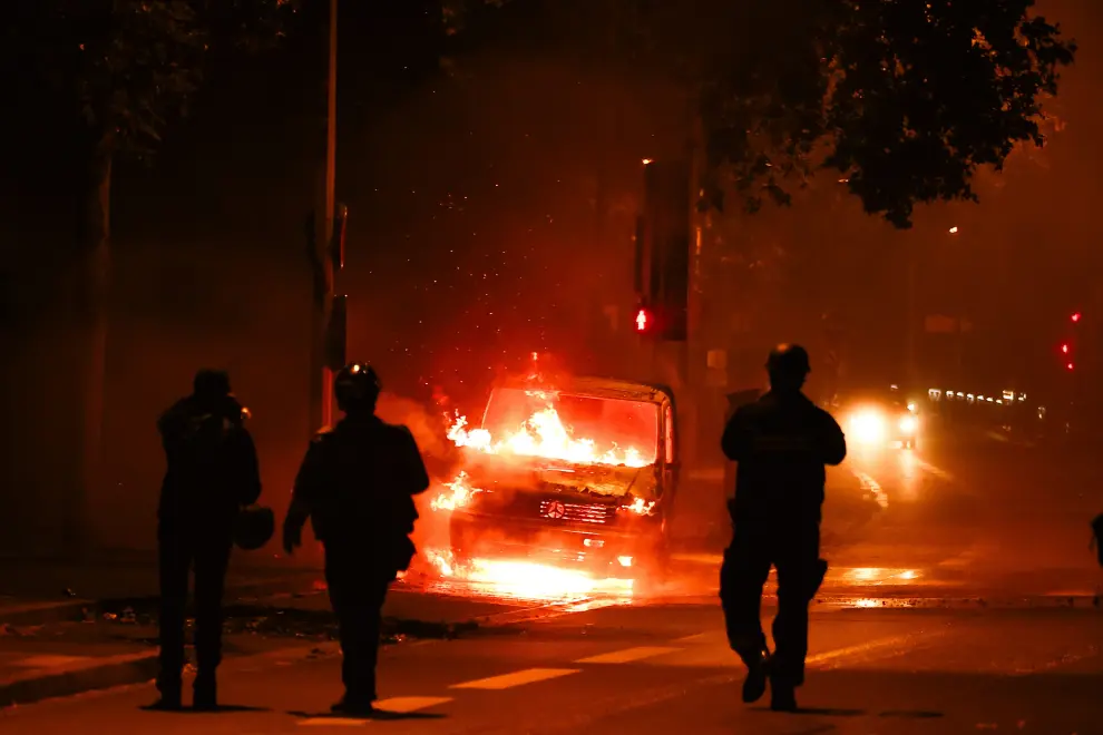 Nanterre (France), 30/06/2023.- Firefighters extinguish a car burned during clashes between protesters and riot police in Nanterre, near Paris, France, 30 June 2023. Violence broke out all over France after police fatally shot a 17-year-old teenager during a traffic stop in Nanterre on 27 June. (Protestas, Disturbios, Incendio, Francia) EFE/EPA/MOHAMMED BADRA
 FRANCE RIOTS NANTERRE