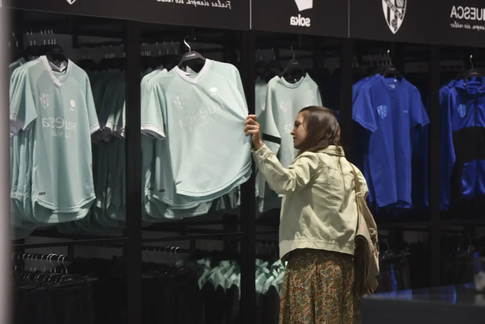 La tienda del club en el Coso Bajo de la capital oscense tiene disponible la camiseta azulgrana.