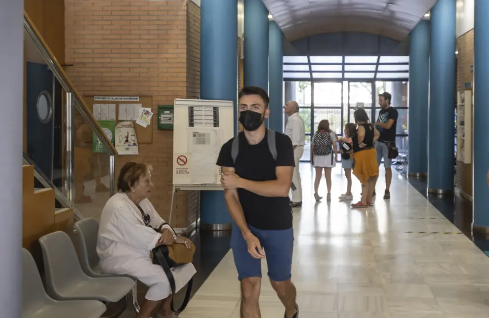Primer día sin mascarillas en centros sanitarios, residencias y farmacias en Aragón