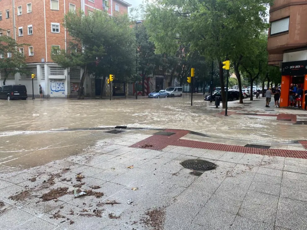 Enorme charco causado por la tormenta en La Almozara de Zaragoza