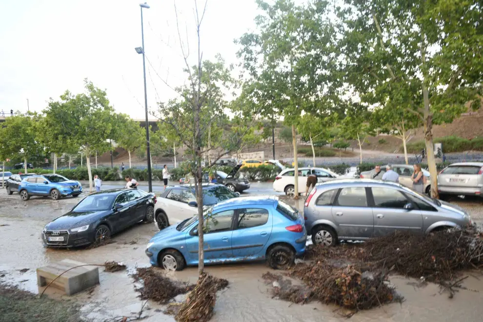Los efectos de la gran tormenta en Zaragoza en el Tercer Cinturón: vehículos amontonados tras haber sido desplazados por el agua.