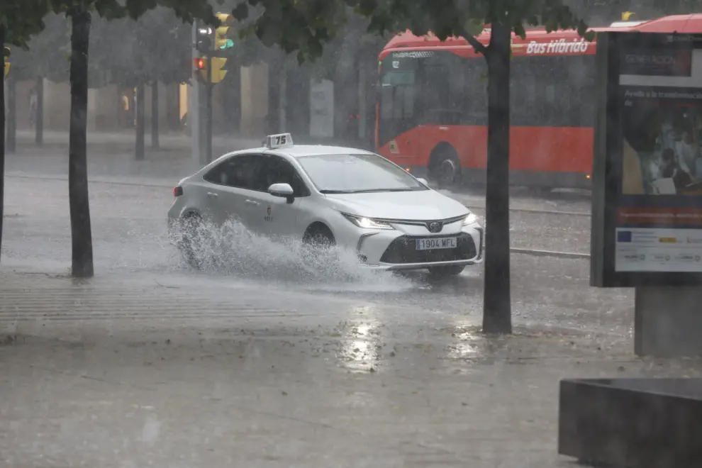 Fuerte tormenta de lluvia y granizo en Zaragoza