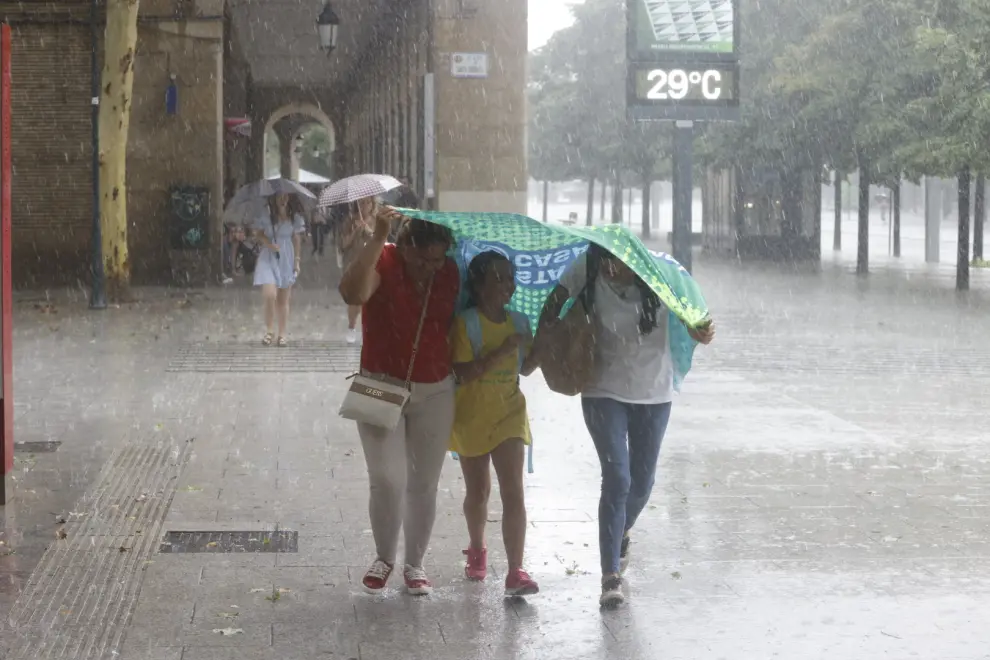 Fuerte tormenta de lluvia y granizo en Zaragoza