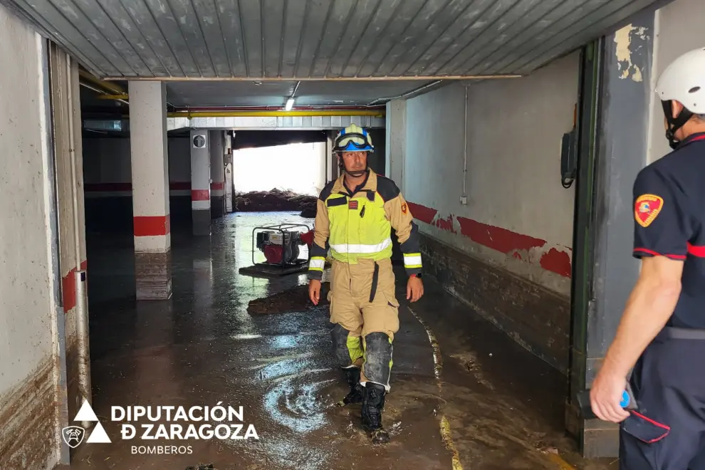 Los bomberos de la Diputación de Zaragoza siguen trabajando en Cuarte de Huerva para ayudar a solucionar decenas de incidencias provocadas por la fuerte tormenta de ayer jueves por la tarde.