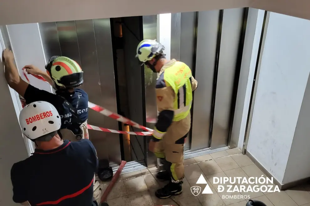 Los bomberos de la Diputación de Zaragoza siguen trabajando en Cuarte de Huerva para ayudar a solucionar decenas de incidencias provocadas por la fuerte tormenta de ayer jueves por la tarde.
