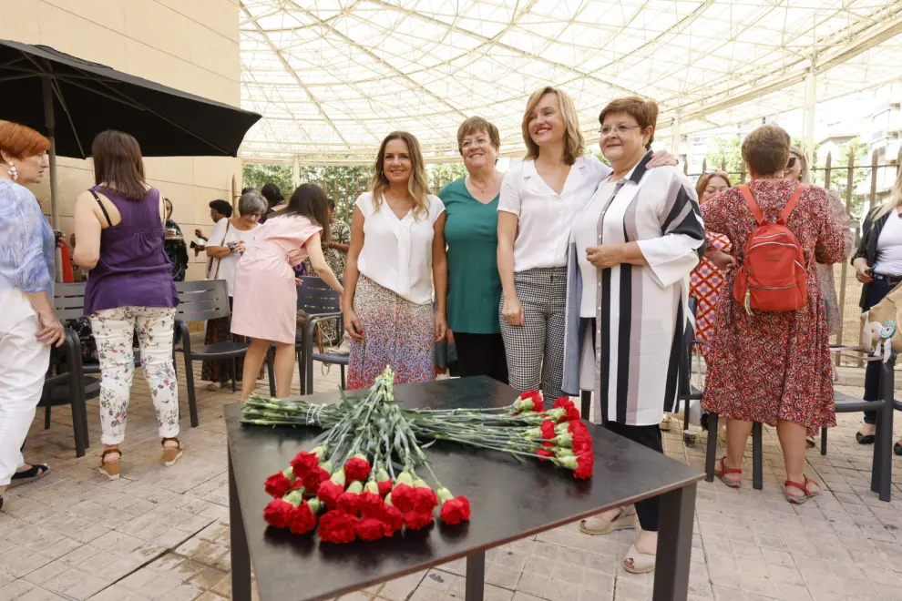 Encuentro de Pilar Alegría con mujeres en la terraza del Museo del Teatro en Zaragoza.