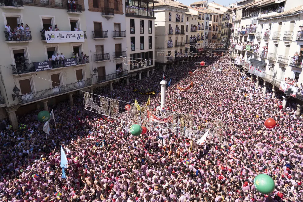 Fotos de la puesta del pañuelo al Torico, que ha desatado la fiesta en Teruel