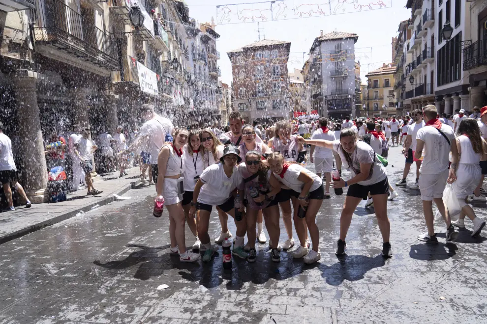 Fotos de la puesta del pañuelo al Torico, que ha desatado la fiesta en Teruel