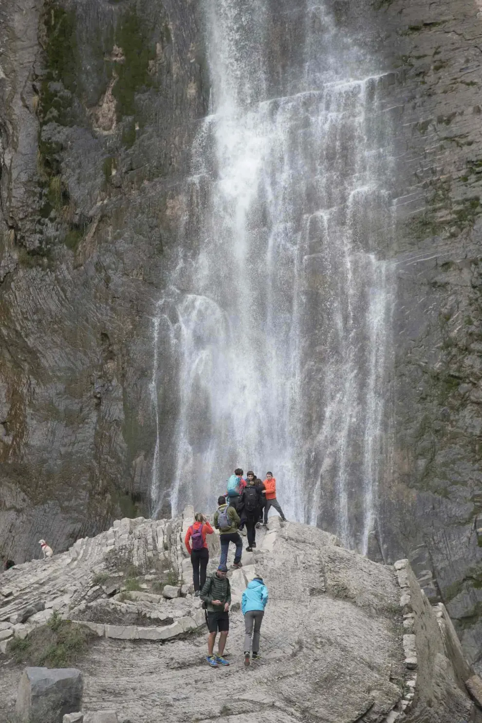 Turistas en la cascada del Sorrosal
