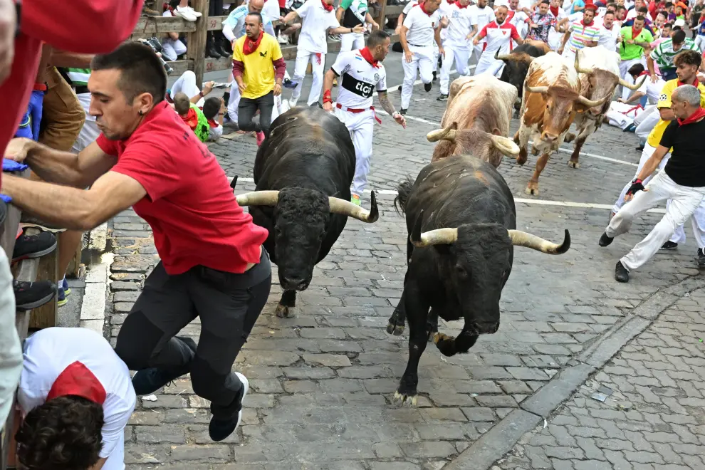 Los toros de la ganadería de Fuente Ymbro durante el cuarto encierro de los Sanfermines 2023.