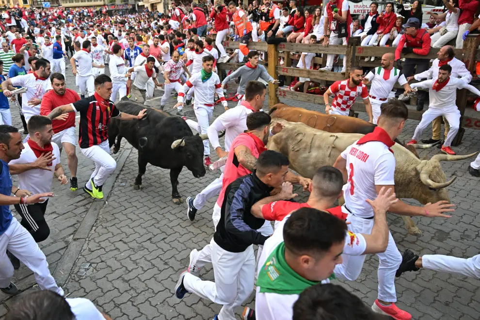 Los toros de la ganadería de Fuente Ymbro durante el cuarto encierro de los Sanfermines 2023.