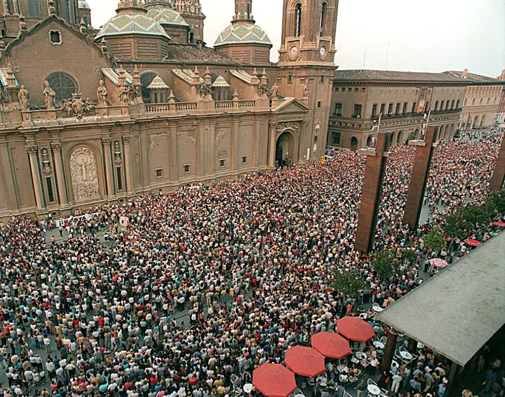 Miles de personas se manifiestan en la plaza del Pilar