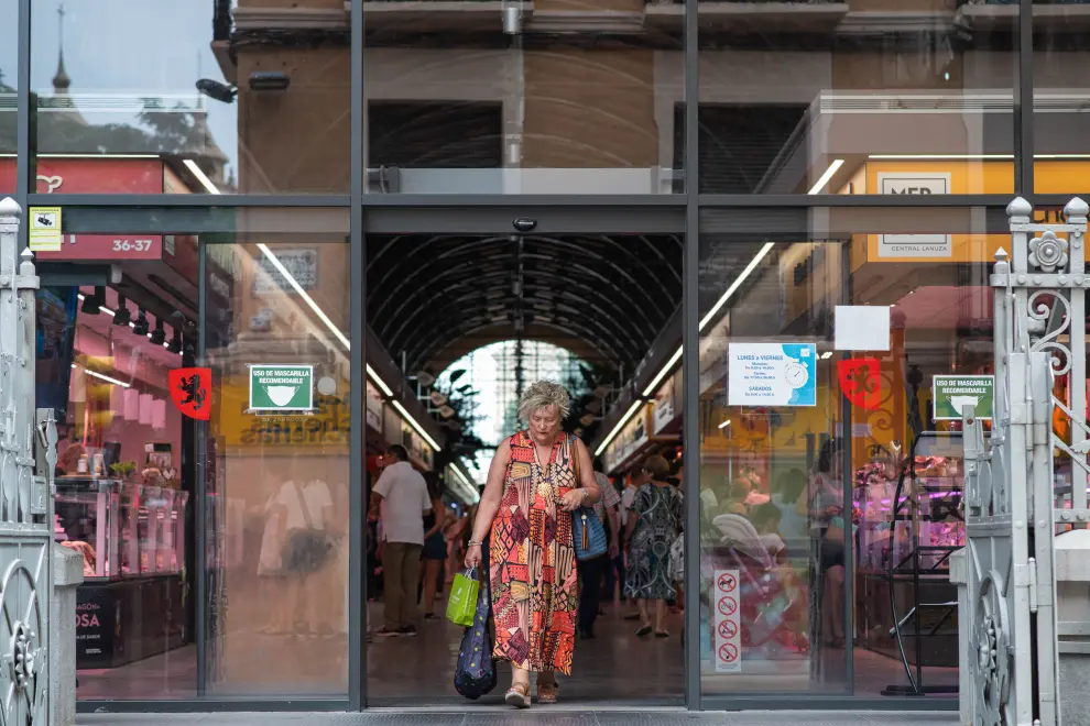 Una mujer sale con su compra del Mercado Central de Zaragoza.