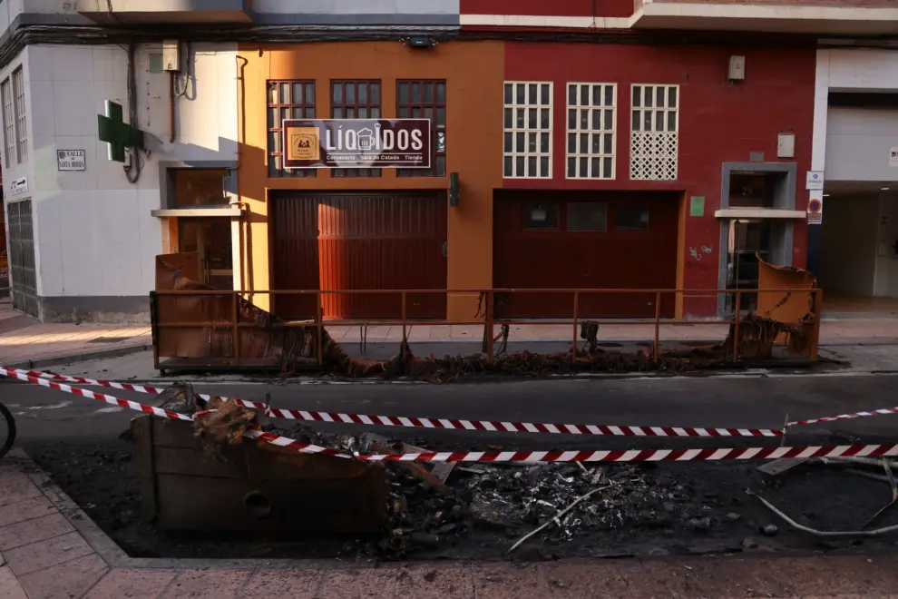 Cinco contenedores y la terraza de un bar han ardido la madrugada de este jueves en Santa Orosia, Las Delicias.