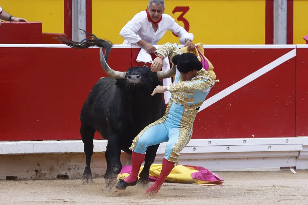 Cogida del torero Rubén Pinar en la corrida de los Miura en San Fermín